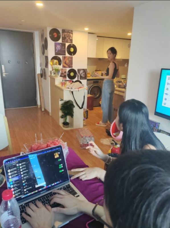 感谢卡比哥哥提供的图，补张椰子的厨娘照，这张拍的不太好，真人比这好看很多